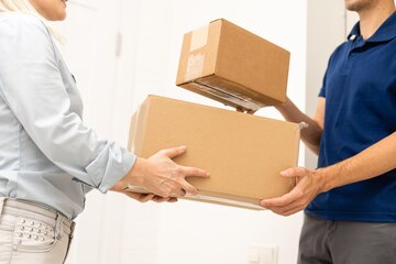 Shipping 4 livreur tenant boites carton transport livraison rapide gratuit achats ligne livraison express quarantaine 493343 11195